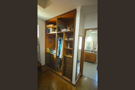 Casa à venda com 377m², 4 quartos e 4 vagasCloset - Suíte 1 
