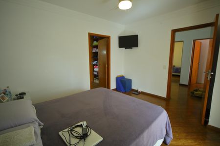 Casa à venda com 377m², 4 quartos e 4 vagasSuíte 1 