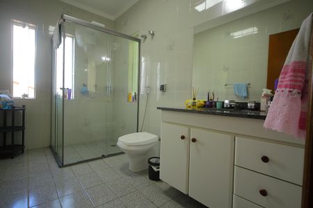Casa à venda com 377m², 4 quartos e 4 vagasBanheiro Suíte 2