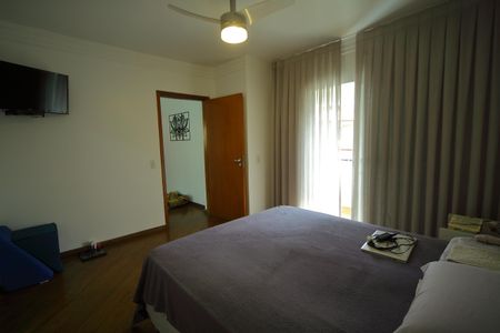 Casa à venda com 377m², 4 quartos e 4 vagasSuíte 1 