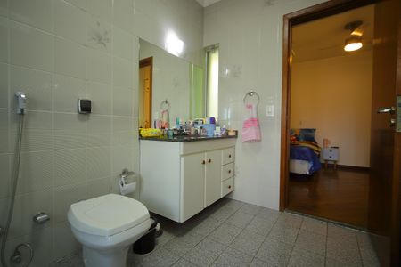 Casa à venda com 377m², 4 quartos e 4 vagasBanheiro Suíte 2