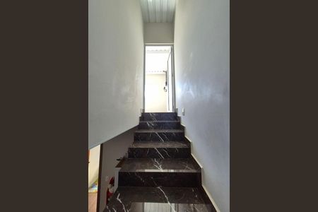 Casa à venda com 180m², 3 quartos e 2 vagas Casa à venda com 180m², 3 quartos e 2 vagasEscada