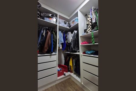 Casa à venda com 180m², 3 quartos e 2 vagas Casa à venda com 180m², 3 quartos e 2 vagasCloset da Suíte