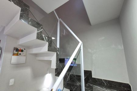 Escada  de casa para alugar com 3 quartos, 180m² em Núcleo Residencial Vila Vitória, Campinas
