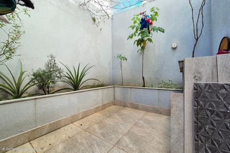 Casa à venda com 180m², 3 quartos e 2 vagas Casa à venda com 180m², 3 quartos e 2 vagasQuintal