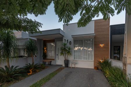 Casa de condomínio para alugar com 116m², 2 quartos e 2 vagas Casa de condomínio para alugar com 116m², 2 quartos e 2 vagasFachada