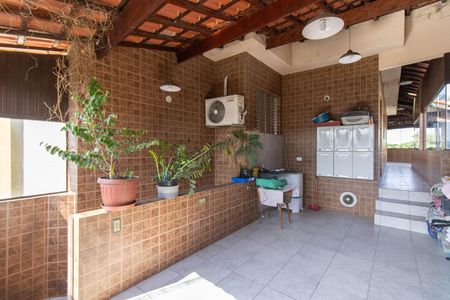 Casa à venda com 296m², 4 quartos e 4 vagas Casa à venda com 296m², 4 quartos e 4 vagasVaranda