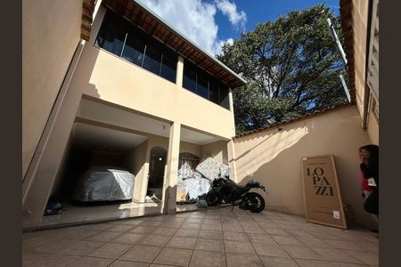 Casa à venda com 218m², 3 quartos e 3 vagas