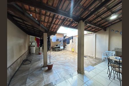 Casa à venda com 218m², 3 quartos e 3 vagas