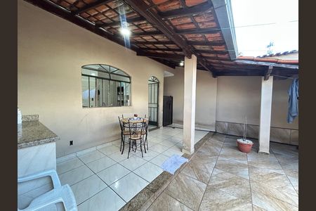 Casa à venda com 218m², 3 quartos e 3 vagas