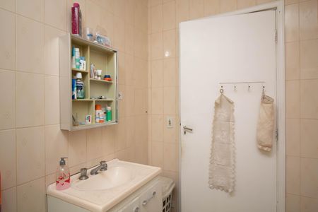 Casa à venda com 100m², 3 quartos e 4 vagas Casa à venda com 100m², 3 quartos e 4 vagasBanheiro social