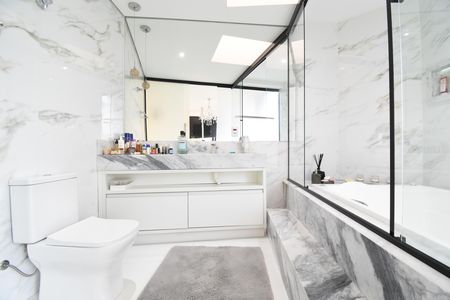 Casa de condomínio à venda com 270m², 3 quartos e 2 vagasBanheiro da Suíte