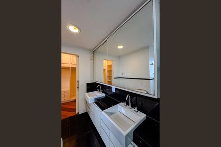 Apartamento à venda com 430m², 3 quartos e 4 vagas Apartamento à venda com 430m², 3 quartos e 4 vagasBanheiro da Suíte 1