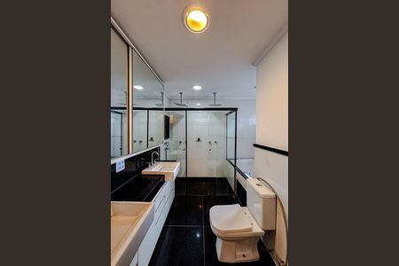 Apartamento à venda com 430m², 3 quartos e 4 vagas Apartamento à venda com 430m², 3 quartos e 4 vagasBanheiro da Suíte 1