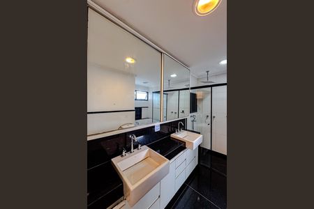 Apartamento à venda com 430m², 3 quartos e 4 vagas Apartamento à venda com 430m², 3 quartos e 4 vagasBanheiro da Suíte 1