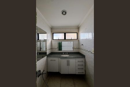 Apartamento à venda com 430m², 3 quartos e 4 vagas Apartamento à venda com 430m², 3 quartos e 4 vagasBanheiro da Suíte 2