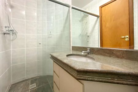 Apartamento para alugar com 249m², 3 quartos e 2 vagas Apartamento para alugar com 249m², 3 quartos e 2 vagasBanheiro da Suíte 1