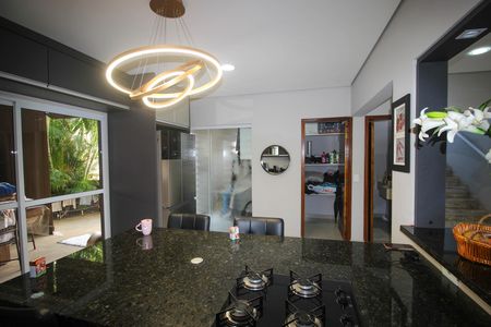 Casa de condomínio para alugar com 230m², 3 quartos e 4 vagas