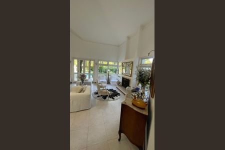 Casa de condomínio para alugar com 400m², 4 quartos e 4 vagasSala