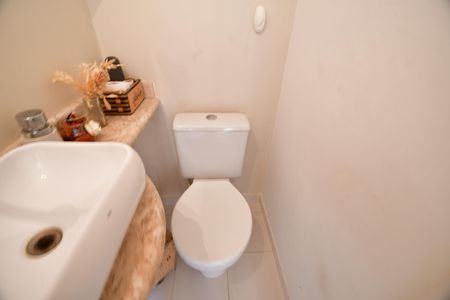 Casa de condomínio à venda com 100m², 3 quartos e 2 vagasLavabo