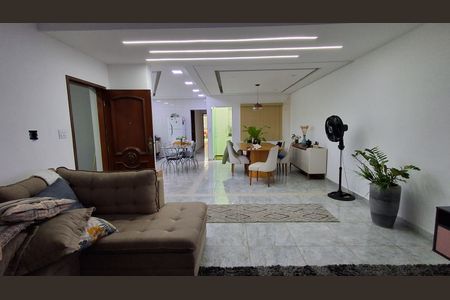 Casa à venda com 280m², 3 quartos e 2 vagas Casa à venda com 280m², 3 quartos e 2 vagasSala