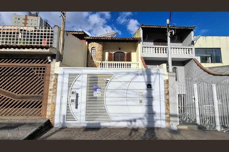 Casa à venda com 230m², 4 quartos e 2 vagas Casa à venda com 230m², 4 quartos e 2 vagasFachada