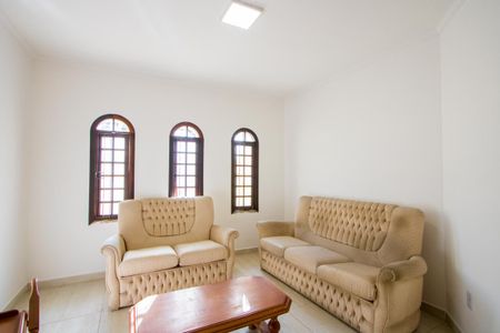 Casa à venda com 230m², 4 quartos e 2 vagas Casa à venda com 230m², 4 quartos e 2 vagasSala