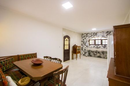 Casa à venda com 230m², 4 quartos e 2 vagas Casa à venda com 230m², 4 quartos e 2 vagasCozinha