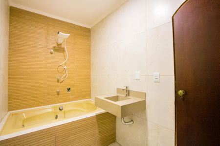 Casa à venda com 230m², 4 quartos e 2 vagas Casa à venda com 230m², 4 quartos e 2 vagasBanheiro social 1