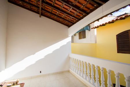 Casa à venda com 230m², 4 quartos e 2 vagas Casa à venda com 230m², 4 quartos e 2 vagasTerraço