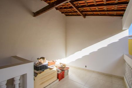 Casa à venda com 230m², 4 quartos e 2 vagas Casa à venda com 230m², 4 quartos e 2 vagasTerraço