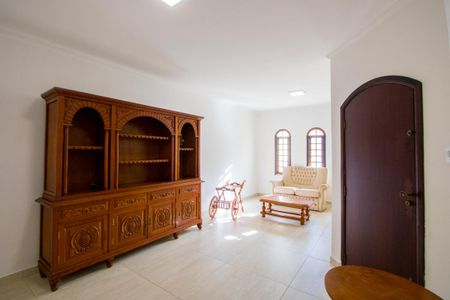 Casa à venda com 230m², 4 quartos e 2 vagas Casa à venda com 230m², 4 quartos e 2 vagasSala