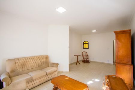 Casa à venda com 230m², 4 quartos e 2 vagas Casa à venda com 230m², 4 quartos e 2 vagasSala