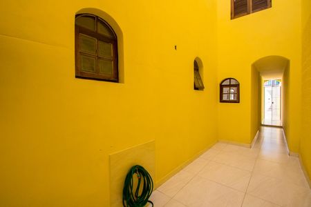Casa à venda com 230m², 4 quartos e 2 vagas Casa à venda com 230m², 4 quartos e 2 vagasCorredor externo