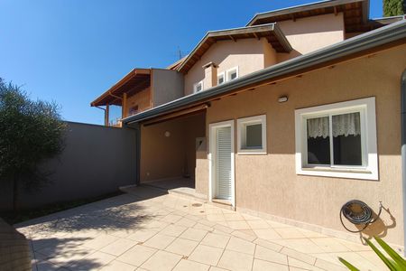 Casa de condomínio para alugar com 220m², 3 quartos e 2 vagasQuintal