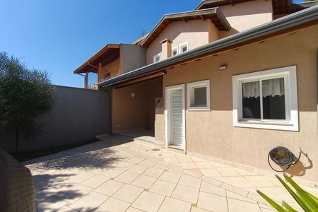 Casa de condomínio para alugar com 220m², 3 quartos e 2 vagasQuintal