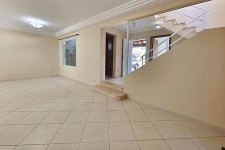 Casa de condomínio para alugar com 220m², 3 quartos e 2 vagasSala