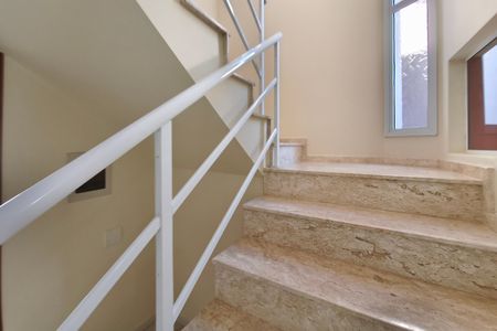 Casa de condomínio para alugar com 220m², 3 quartos e 2 vagasEscada - Quartos