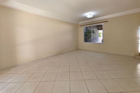 Casa de condomínio para alugar com 220m², 3 quartos e 2 vagasSala
