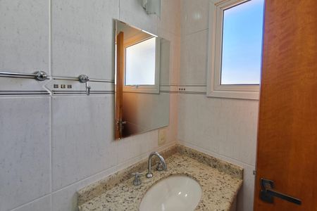 Casa de condomínio para alugar com 220m², 3 quartos e 2 vagasBanheiro Suíte