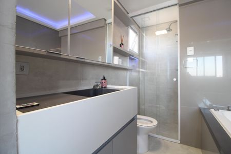 Banheiro da suíte de apartamento para alugar com 2 quartos, 117m² em Vila Castelo, São Paulo