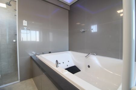 Banheira da suíte de apartamento para alugar com 2 quartos, 117m² em Vila Castelo, São Paulo