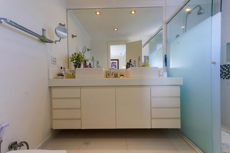 Apartamento à venda com 211m², 3 quartos e 4 vagas Apartamento à venda com 211m², 3 quartos e 4 vagasBanheiro da Suíte 1