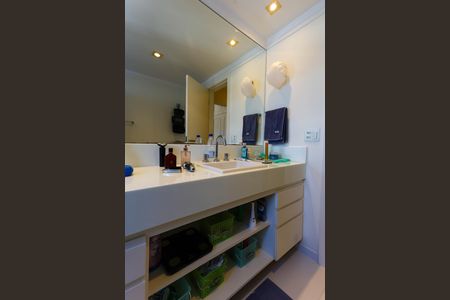 Apartamento à venda com 211m², 3 quartos e 4 vagas Apartamento à venda com 211m², 3 quartos e 4 vagasBanheiro da Suíte 2