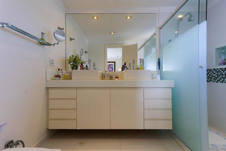 Apartamento à venda com 211m², 3 quartos e 4 vagas Apartamento à venda com 211m², 3 quartos e 4 vagasBanheiro da Suíte 1