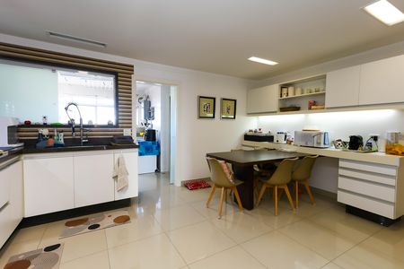 Apartamento à venda com 211m², 3 quartos e 4 vagas Apartamento à venda com 211m², 3 quartos e 4 vagasCozinha