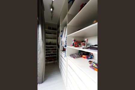 Apartamento à venda com 211m², 3 quartos e 4 vagas Apartamento à venda com 211m², 3 quartos e 4 vagasCloset da suíte 1
