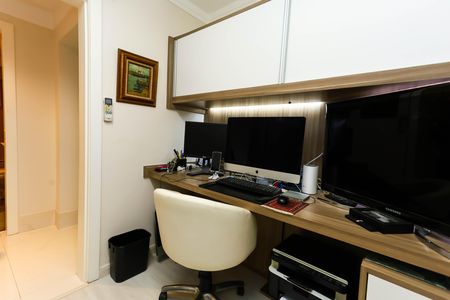 Apartamento à venda com 211m², 3 quartos e 4 vagas Apartamento à venda com 211m², 3 quartos e 4 vagasEscritório