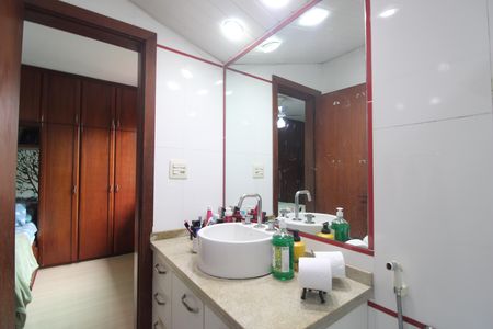 Casa de condomínio à venda com 170m², 3 quartos e 1 vagaBanheiro da suíte