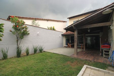 Casa de condomínio à venda com 170m², 3 quartos e 1 vagaQuintal